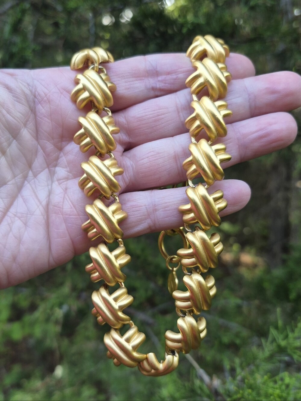 Anne Klein Vintage 1980s Xs Hugs Brushed Gold Tone Collar Necklace 16-18"